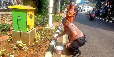 Polsek Kelapa Gading Gotong Royong Bersihkan Masjid dan Fasilitas Umum