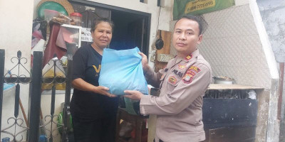 Polsek Kelapa Gading Salurkan Bansos untuk Warga Slum Area Pegangsaan Dua