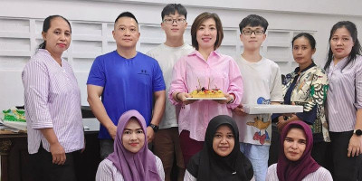 Karyawan Beri Kejutan Ulang Tahun untuk CEO PT Sentral Harapan Jaya
