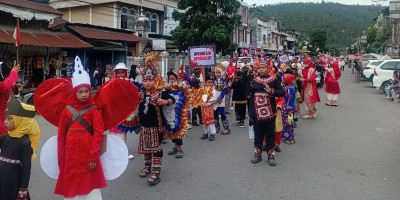 Indonesia Masih Ada! Ribuan Pelajar Gelar Pawai Budaya di Tengah Duka Pascabencana