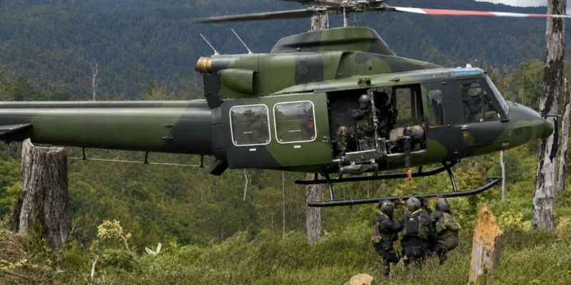 Di Tengah Medan Sulit Ugimba, Prajurit TNI Evakuasi Warga dengan Helikopter