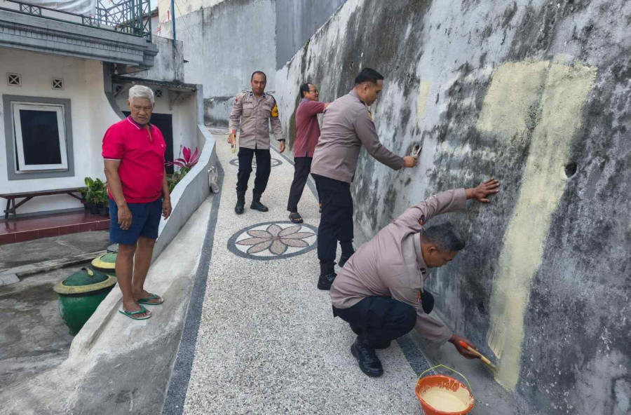Sambut HUT ke-81 RI, Polresta Malang Kota dan Warga Gotong Royong Cat Tembok Wujudkan Gerakan Indonesia ASRI