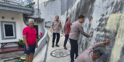 Sambut HUT ke-81 RI, Polresta Malang Kota dan Warga Gotong Royong Cat Tembok Wujudkan Gerakan Indonesia ASRI