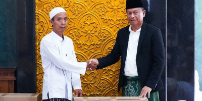 Hadiri Maulid Nabi di Pisangan Timur, Wali Kota Munjirin Serahkan Tiga Kursi Roda