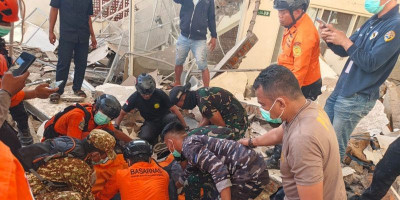 TNI Kerahkan Personel, Hercules, dan KRI Bantu Masyarakat Terdampak Gempa NTT