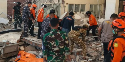 TNI Kerahkan Personel, Hercules, dan KRI Bantu Masyarakat Terdampak Gempa NTT