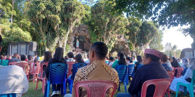 Masih Diguncang Gempa Susulan, Umat Katolik Ruteng Pilih Misa di Depan Gua Maria