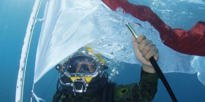 TNI AL Kibarkan Merah Putih di Bawah Laut