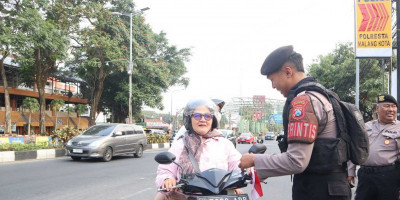 Polresta Malang Kota Bagikan 81 Bendera Merah Putih ke Pengendara, Pupuk Nasionalisme Jelang HUT RI ke-81