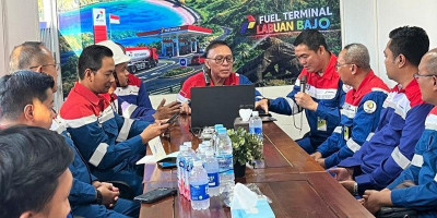  Pastikan Stok BBM Aman, Komut Pertamina Tinjau FT Labuan Bajo Pascagempa NTT
