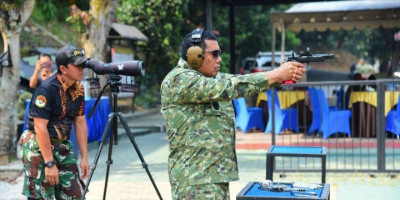 Pangkormar Bina Kemampuan Menembak Bersama Pejabat Utama Korps Marinir