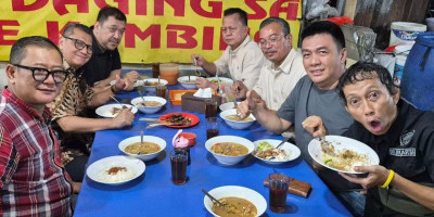Pengurus PWI Jaya Nikmati Sop Kambing Legendaris Sudi Mampir