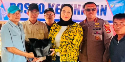 Desa Adat Sade Lombok  Terbakar, Sari Yuliati Tinjau Lokasi dan Serahkan Bantuan