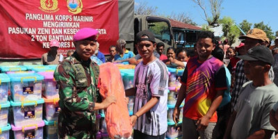 Prajurit Marinir Tembus Wilayah Terisolir, Salurkan Bantuan Untuk Warga Terdampak Gempa NTT