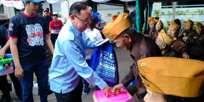 Pemkot Jakut Serahkan Tali Kasih kepada 100 Veteran