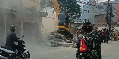 Pemkot Bekasi Tertibkan 40 Bangunan Liar di Bantaran Kali Harun