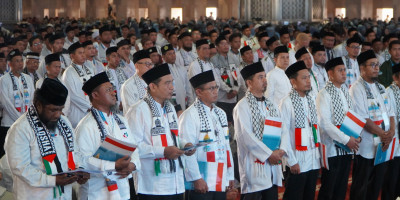 Ketum MUI Kiai Anwar Iskandar Apresiasi Pengukuhan Massal 10.000 Guru Qur’an Wahdah Islamiyah