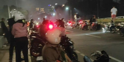 Dini Hari, Massa Remaja Masih Bertahan di Sekitar DPR-Slipi