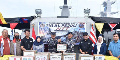 Kapal Perang TNI AL Angkut  Bahan Kontak untuk Korban Terdampak Gempa Bumi NTT 