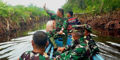 Menembus Kanal dan Gambut, Tim Mabes TNI Padamkan Sisa Api Karhutla