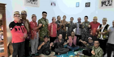 Pasis Dikreg LVI Sesko TNI Bersilaturahmi dengan Tokoh Adat Dayak Kubu Raya, Bahas Penanganan Karhutla