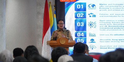 Di Forum Internasional UNAIR, Prof. Rokhmin Tegaskan Ekonomi Biru Sebagai Game Changer Menuju Indonesia Emas 2045