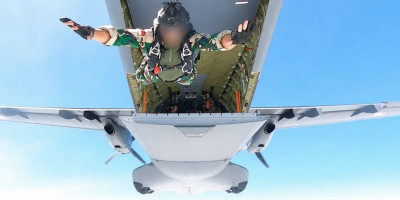 13 Pasukan Elite TNI-AS Menembus Langit dalam Misi Rahasia