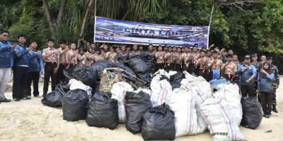TNI AL Bersihkan Pantai, Perkuat Kepedulian Lingkungan