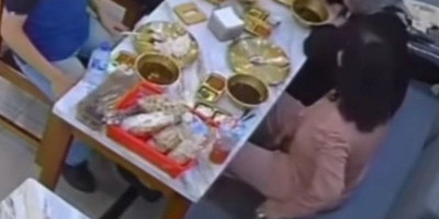 Viral Pengunjung Diduga Sayat Kursi Restoran Saat Makan