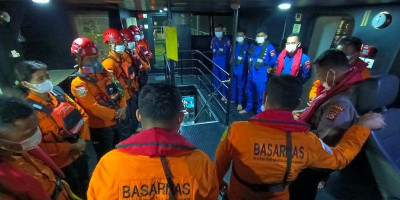 SAR Berpacu Waktu Mencari Delapan Orang di Laut