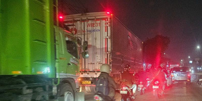 Truk Mengular Cari Solar, Pemerintah Jangan Biarkan Krisis Menjalar!