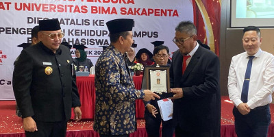 Kasatgas Pusat Studi Kepolisian, Irjend Pol Dr Susilo Teguh R, M.Si Menerima Penghargaan dari UBISA