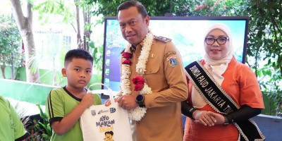 Wali Kota Munjirin Buka Safari Gemarikan, 561 Siswa di Jatinegara Terima Olahan Ikan