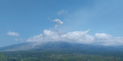 Semeru Erupsi, Kolom Abu 1.000 Meter Membubung ke Timur