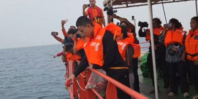 Istri dan Anak Yudhistiro Pranoto Tabur Bunga di Lokasi Hilangnya Speed Boat Arupadatu