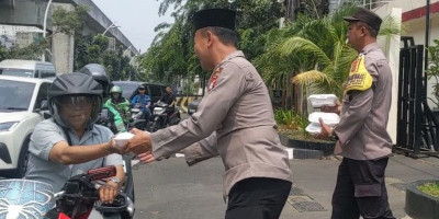 Peduli Sesama, Polsek Kelapa Gading Bagikan 50 Nasi Kotak untuk Ojol dan Warga
