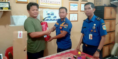 21 APAR Dibagikan ke Warga Utan Panjang, Perkuat Antisipasi Kebakaran