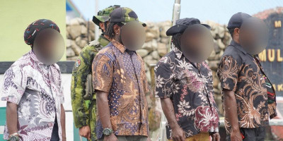 Empat Anggota OPM Puncak Jaya Serahkan Senjata kepada Pangkoops TNI Habema dan Kembali ke Masyarakat