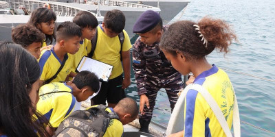 Kodaeral XIV Ajak Murid Sekolah Dasar Bina Cahaya Bangsa Sorong Jelajahi KRI Sura-802