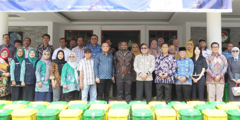 Ditjen Bina Bangda Salurkan 150 Set Tong Sampah di Kabupaten Bandung untuk Perkuat Pemilahan dari Rumah