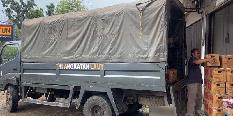 Perkuat KBN Pulau Penyengat, TNI AL Dukung Distribusi Material Pengecatan Rumah Warna-Warni