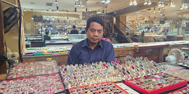 Hanan, Pedagang Batu Cincin yang Tetap Bertahan di Rawabening 