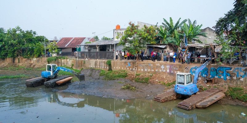 Ketebalan Lumpur Capai Dua Meter, Kali Sunter di Cipinang Melayu Dikeruk