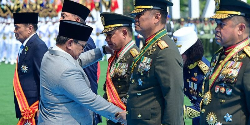 Presiden Prabowo Anugerahkan Tanda Kehormatan Bintang Mahaputera kepada Tujuh Tokoh TNI  