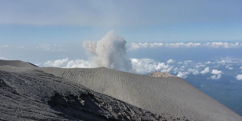 Semeru Erupsi 30 Kali dalam Enam Jam, Warga Diminta Jauhi Besuk Kobokan