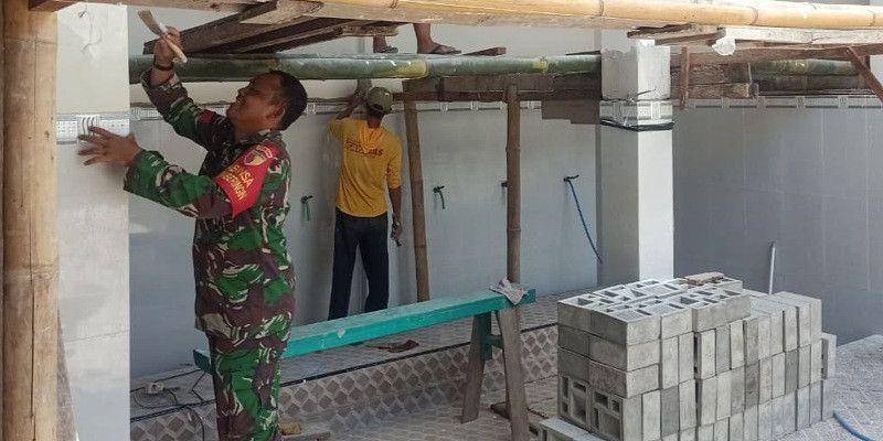 Babinsa dan Warga Gotong Royong Percantik Masjid Nurul Huda Blitar