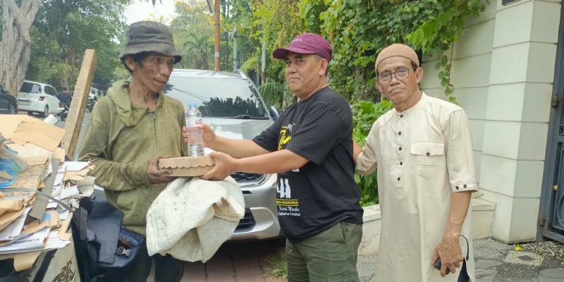 Libatkan Perempuan Jagatara, Jumat Berkah Wartawan Berbagi 100 Paket Makanan di Tebet & Kuningan Jaksel
