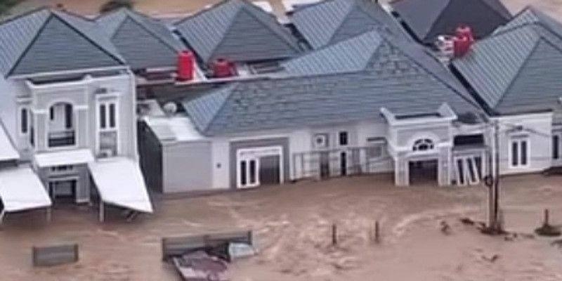 Banjir Kembali Rendam Padang, Petugas Gabungan Evakuasi Warga