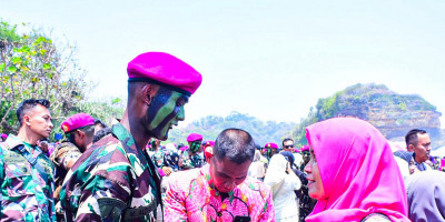 Air Mata Haru Dan Doa Keluarga Sambut 752 Prajurit Petarung Korps Marinir Sandang Baret Ungu