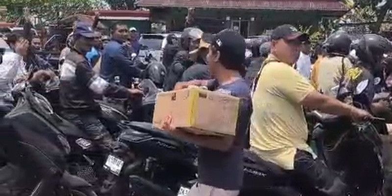 Di Tengah Antrean BBM Mengular di Tabanan, Ada yang Berbagi Kesejukan